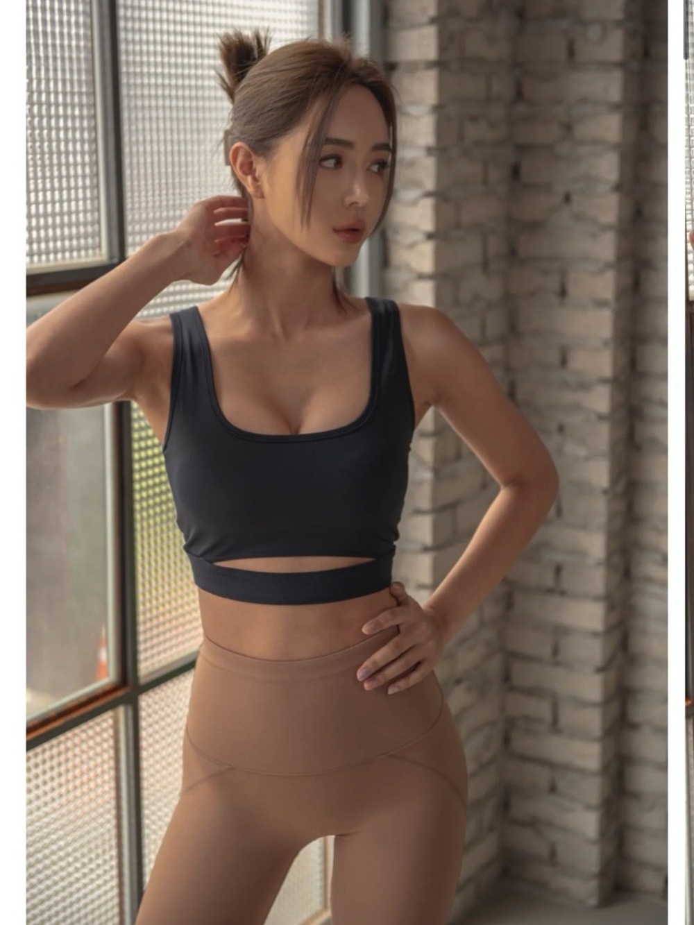 Black Scoop Cutout Sports Bra - Women's Activewear